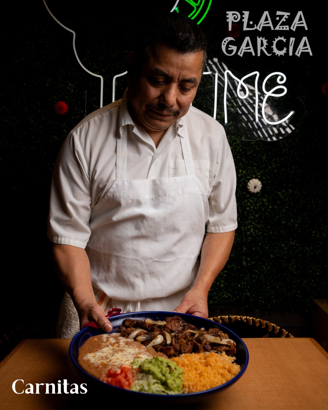 Plate of carnitas with rice, beans and guacamole